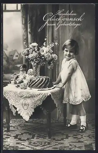 Foto-AK Photochemie Berlin NR. 7103 /2: Kleines Mädchen am Tisch mit einem Kuchen und Blumenstrauss