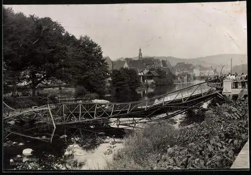 Fotografie unbekannter Fotograf, Ansicht Gernsbach, Einsturz der Krinolinenbrücke bei einem Feuerwerk 1937