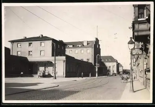 Fotografie Trinks & Co. GmbH, Leipzig, Ansicht Offenbach a. M., Strassenpartie am Hauptbahnhof