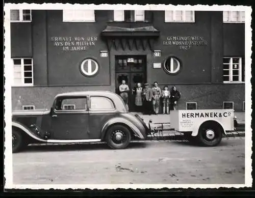 Fotografie Ansicht Wien, Werbeanhänger der Firma Hermanek & Co. Wien IV Kühnplatz 1, vor einem Wohnhaus