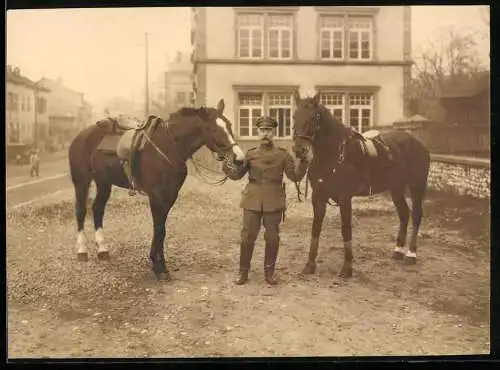 Fotografie L. Bäuerle, Saarburg. Ansicht Saarburg, Soldat in Uniform mit zwei Pferden in der Stadt