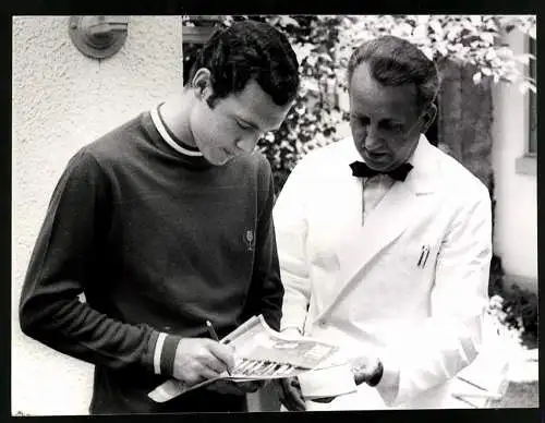 Fotografie Fussball-Bundesliga, Franz Beckenbauer vom FC Bayern München gibt Autogramme