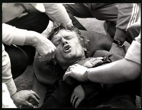 Fotografie Fussball-Bundesliga, Sepp Maier Stammtorwart beim FC Bayern München hat sich verletzt 1972