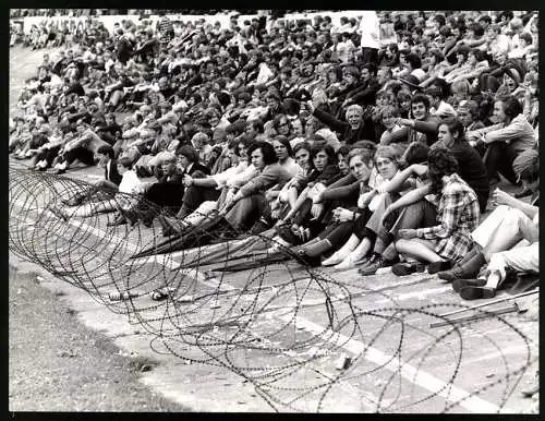 Fotografie Horst Müller, Düsseldorf, Fussball-Zuschauer hinter Nato-Stacheldraht im Stadion von Wuppertal