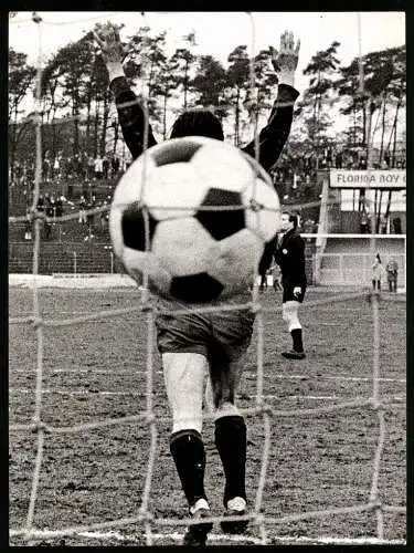 Fotografie Fussball-Bundesliga, Torschütze Thomas Parits Eintracht Frankfurt jubelt als der Ball noch im Netz zappelt