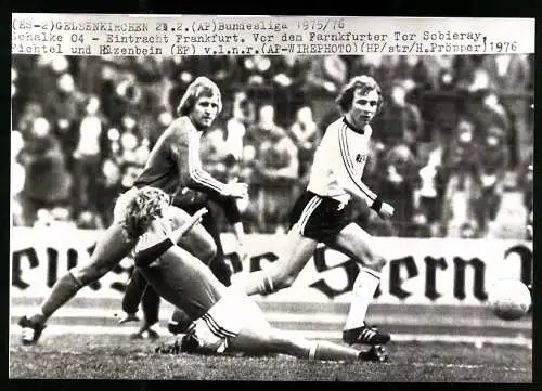 Fotografie Fussball-Bundesliga, FC Schalke 04 vs. Eintracht Frankfurt, Spieler Sobieray, Fichtel und Hölzenbein 1976