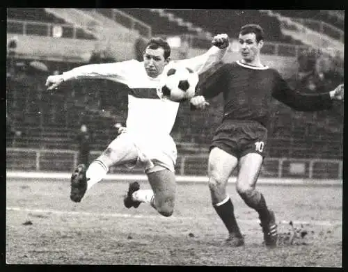 Fotografie Fussball-Bundesliga, VfB Stuttgart vs. 1.FC Kaiserslautern, Spieler im Zweikampf