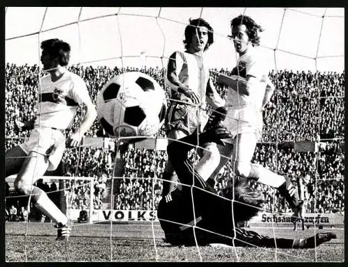 Fotografie Fussball-Bundesliga, VfB Stuttgart vs. FC Bayern München, der Ball zappelt im Netz