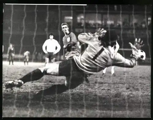 Fotografie Fussball DFB-Pokal, Wuppertaler SV vs. Fortuna Düsseldorf 3:1, Kohle verwandelt Elfmeter gegen TW Woyke 1972