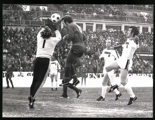 Fotografie Fussball DFB-Pokal, Fortuna Düsseldorf vs. Borussia M.-Gladbach 3:2, Matson trifft zum 1:0 gegen Kleff 1976