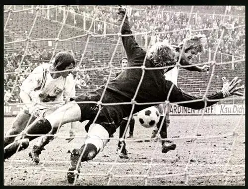 Fotografie Fussball-Bundesliga, Eintracht Frankfurt vs. Fortuna Düsseldorf 4:1, Bernd Nickel verwandelt gegen TW Woyke