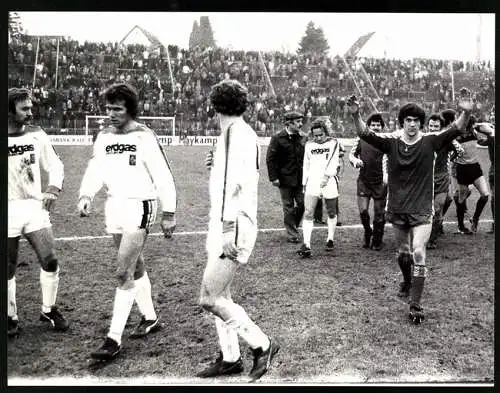 Fotografie Fussball-Bundesliga, Borussia M.-Gladbach vs. Rot Weiss Essen 1:2, Werner Lorant jubelt, Jupp Heynckes nicht