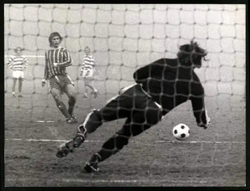 Fotografie Fussball-Bundesliga, FC Bayern München vs. MSV Duisburg 2:0, Gerd Müller verwandelt Elfmeter gegen Linders