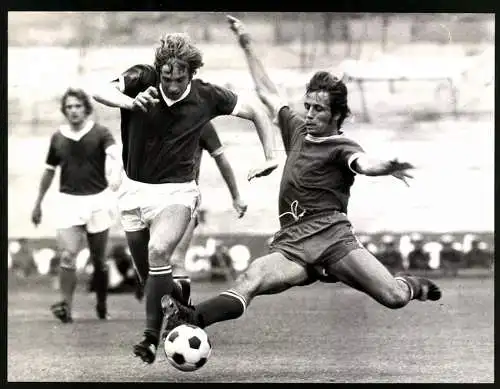 Fotografie Fussball DFB-Pokalfinale 1972, FC Schalke 04 vs. 1.FC Kaiserslautern 5:0, Kremers & Schwager im Zweikampf