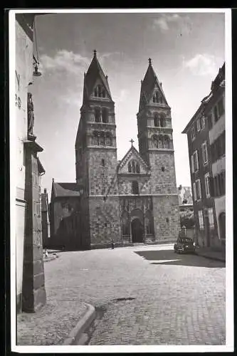 Fotografie unbekannter Fotograf, Ansicht Selestat, Strassenpartie mit Blick zur Ste-Foy Kirche, 1940