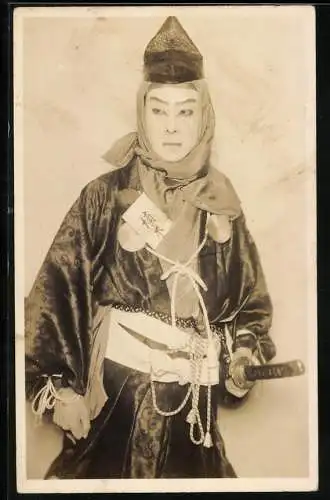 Fotografie unbekannter Fotograf und Ort, japanischer Samurai mit Katana, asiatische Volkstypen