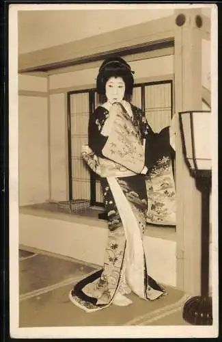 Fotografie junge japanische Geisha im Kimono, Tracht