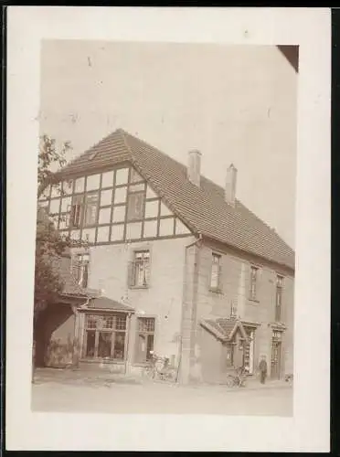 Fotografie unbekannter Fotograf, Ansicht Rothenuffeln, Geschäftshaus mit Fachwerk Obergeschoss