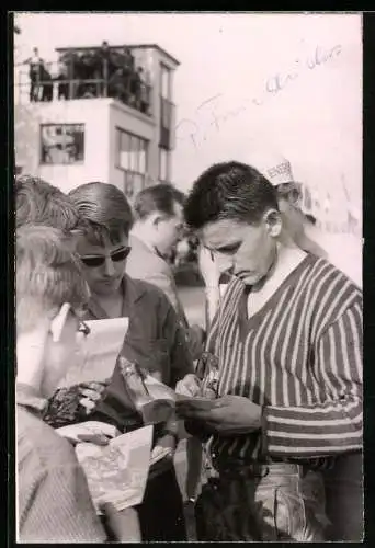 Fotografie unbekannter Fotograf und Ort, Motocross Rennfahrer Paul Friedrichs gibt Autogramme, mit Autograph