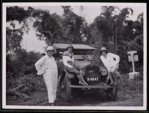 Fotografie unbekannter Fotograf und Ort, zwei Frauen auf einem Cadillac mit Kennzeichen: H-4847