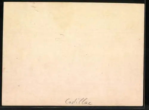 Fotografie unbekannter Fotograf und Ort, zwei Frauen auf einem Cadillac mit Kennzeichen: H-4847