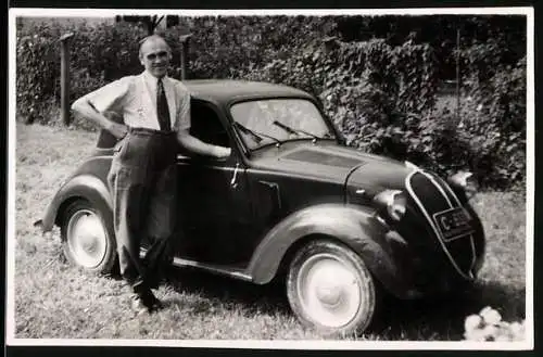 Fotografie Auto, Mann mit seinem Ford Topolino
