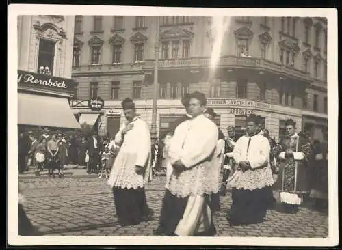 Fotografie unbekannter Fotograf, Ansicht Wien, Umzug mit Studenten und Geistlichen in der Gr. Mohreng. 40