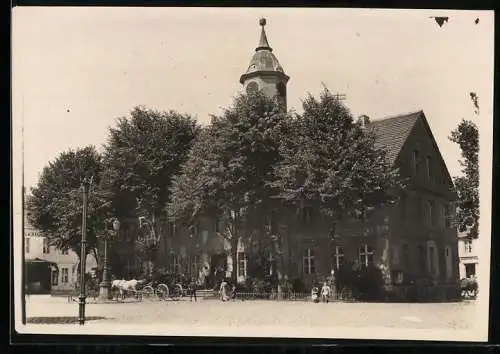 Fotografie unbekannter Fotograf, Ansicht Zehdenick, Blick auf das Rathaus mit Kutsche