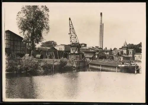 Fotografie unbekannter Fotograf, Ansicht Bredereiche, Blick nach dem Hafen mit Kran und Esse