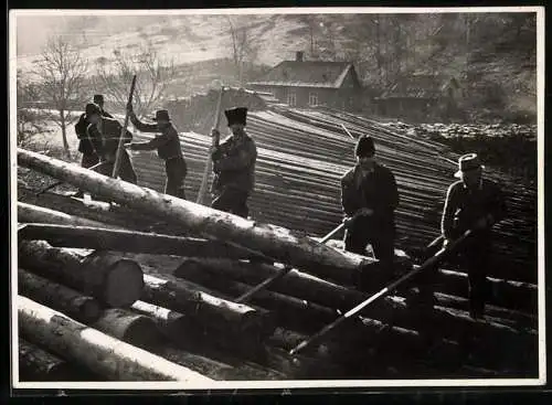 Fotografie Jarai Rudolf, Budapest, Forstarbeiter bereiten Stämme vor, in den Karparten