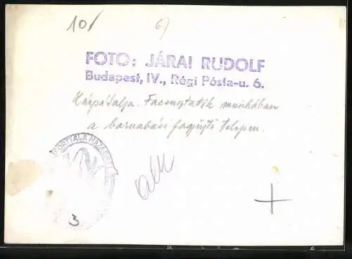Fotografie Jarai Rudolf, Budapest, Forstarbeiter bereiten Stämme vor, in den Karparten