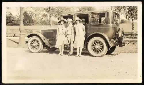 Fotografie unbekannter Fotograf und Ort, Mann mit zwei Frauen vor seinem Buick in Chicago 1926