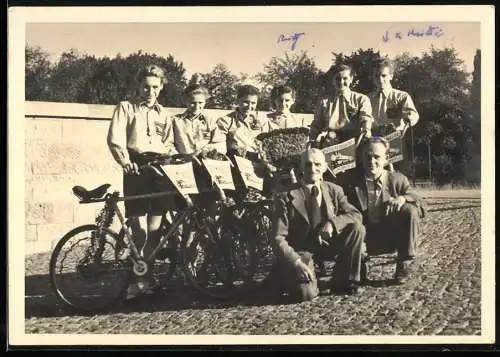 Fotografie unbekannter Fotograf, Ansicht Dresden, Kunst Radfahrer des Sportverein Lokomotive Bautzen, Kunsträder