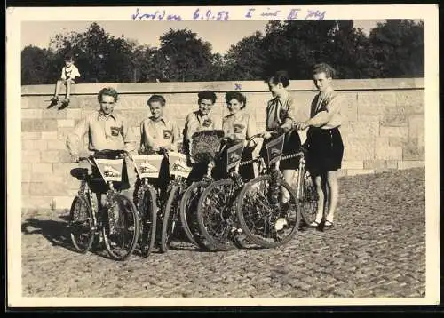 Fotografie unbekannter Fotograf, Ansicht Dresden, Kunstfahrer Radfahrer des Sportverein Lokomotive Bautzen, Fahrrad