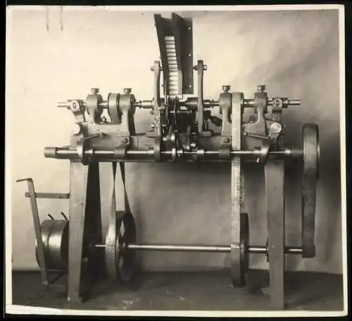 Fotografie Adolf Brodbeck, Metzingen, Automatische Abrundmaschine der Wekrzeug & Maschinenbau Adolf Brodeck