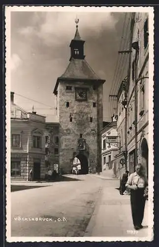 AK Vöcklabruck, Torturm mit Strassenkreuzung