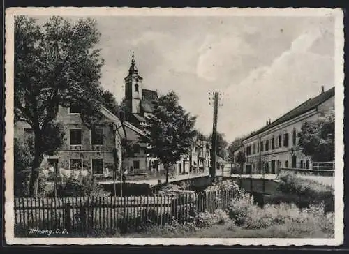 AK Attnang /O. D., Ortspartie mit Kirche von der Brücke aus