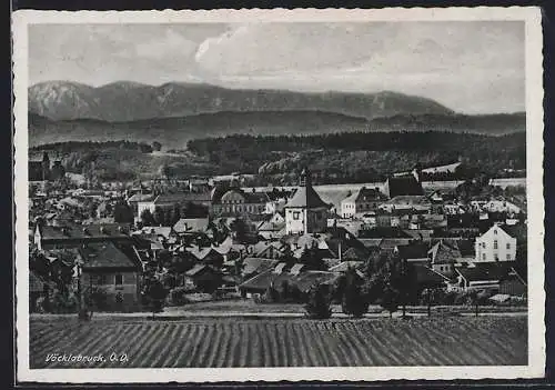 AK Vöcklabruck /O. D., Totalansicht mit Bergpanorama von einem Acker aus