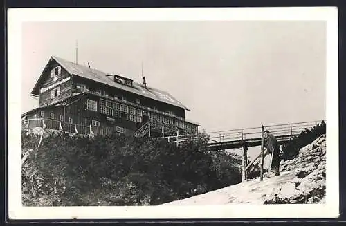 AK Ebensee, Alpenvereinshaus mit Brücke und Skiläufer