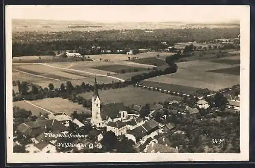 AK Weisskirchen, Ortsansicht mit Kirche und Feldern, Fliegeraufnahme