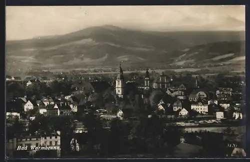 AK Bad Warmbrunn im Riesengebirge, Teilansicht mit Bergen