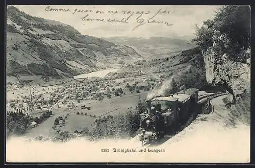 AK Lungern, Brünigbahn am Berghang m. Blick zum Ort