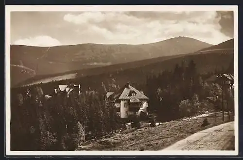 AK Ober-Krummhübel i. Rsgb., Posterholungsheim Villa Heinrich mit Berglandschaft