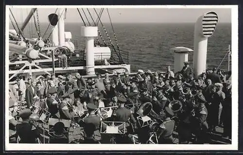 Foto-AK Passagierschiff Monte Sarmiento, KdF-Fahrt 1937, Mittagskonzert an Deck