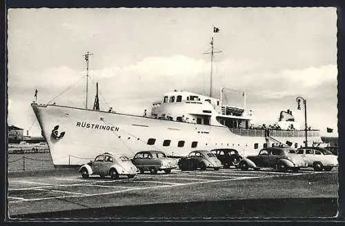 AK Wilhelmshaven, Passagierschiff Rüstringen am Dock mit VW Käfer Brezel Ovali