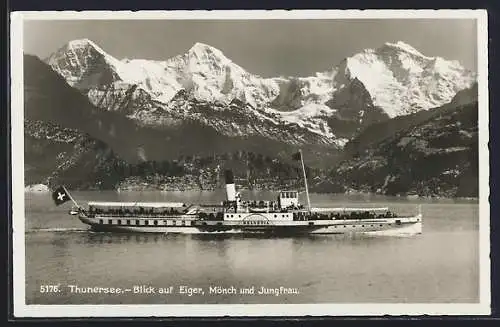 AK Dampfer Helvetia auf dem Thunersee, Blick auf Eiger, Mönch und Jungfrau