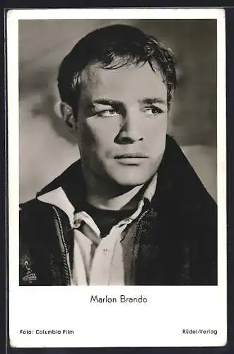 AK Schauspieler Marlon Brando in abgerissener Kleidung