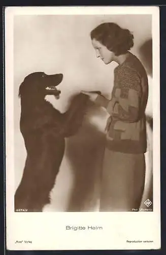 AK Schauspielerin Brigitte Helm mit grossem schwarzen Hund