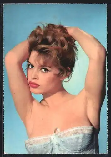 AK Schauspielerin Brigitte Bardot im trägerlosen BH
