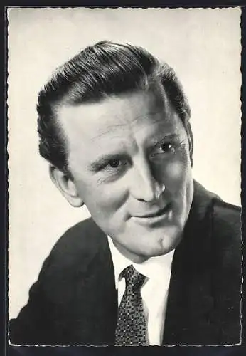 AK Schauspieler Kirk Douglas mit zurückgekämmtem Haar